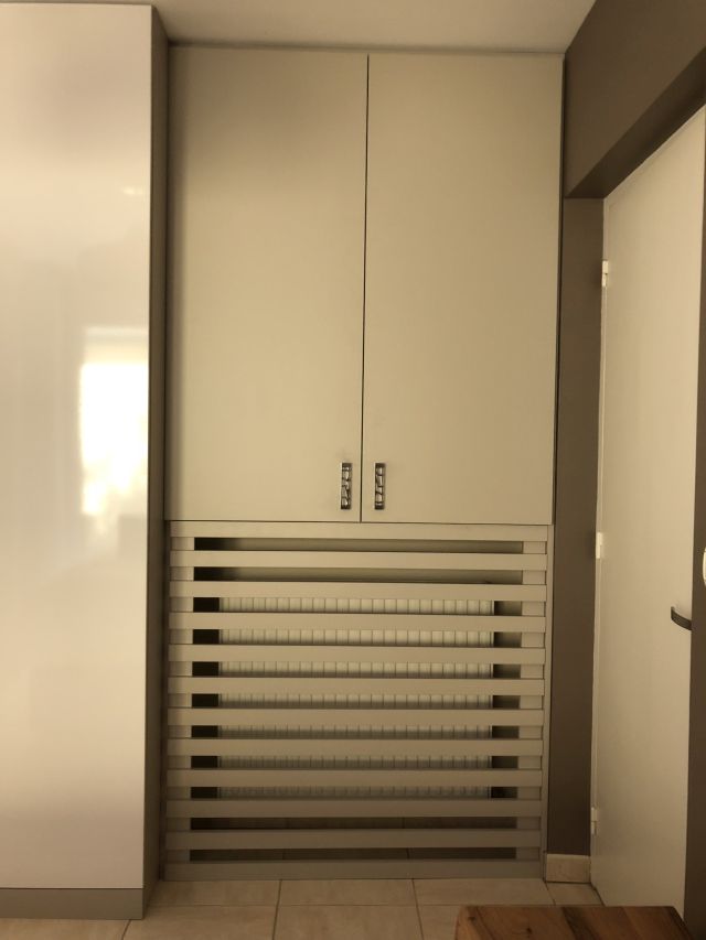 Placard d'entrée cache radiateur ©Fast Placard