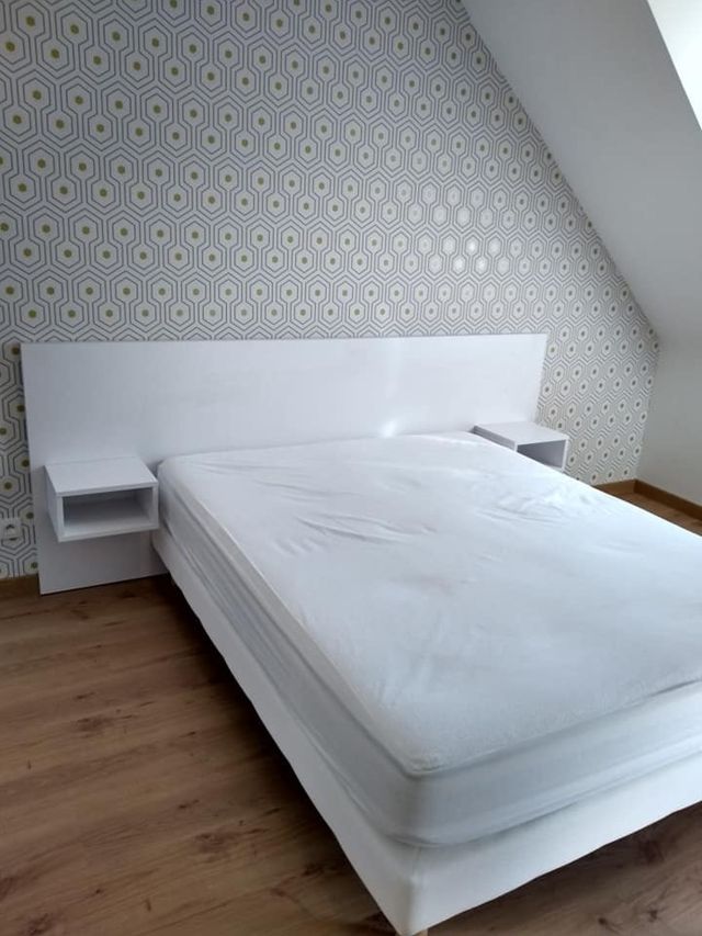 Tête de lit avec niches suspendues ©Dubost Concept