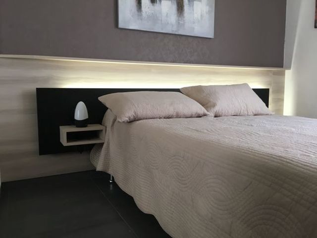 Tête de lit avec led ©Fast Placard